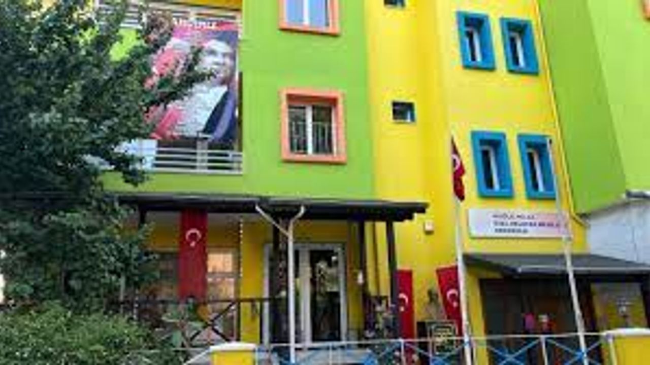 Muğla'da Özel Anaokulunun Yusuf Tekin'in Bakan Olmasının Ardından Andımızı Binasına Asması Kafaları Karıştırdı 