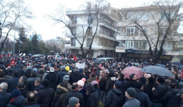 Emeklilikte Yaşa Takılanlar (EYT'liler)'den miting gibi toplantı