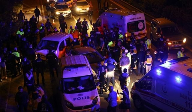 Alkollü sürücü otomobili ile polis uygulama noktasına daldı: 5 polis ve 2 sivil yaralı