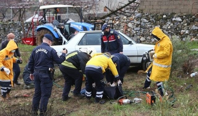 Öğretmen kendi otomobilinin altında kalarak can verdi