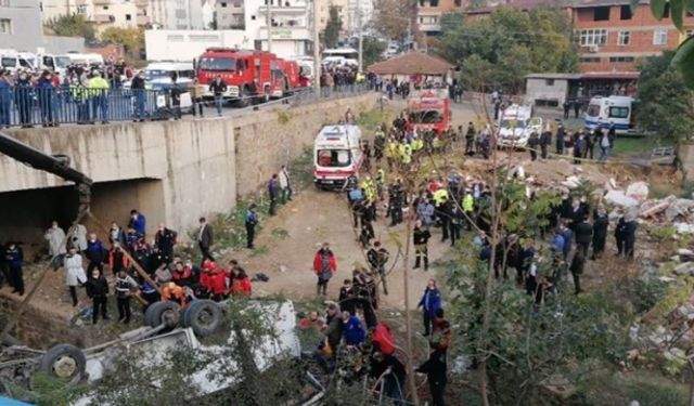 Gebze'de Öğrenci Servis Aracı Köprüden Uçtu, 3 Ölü 19 Yaralı Var