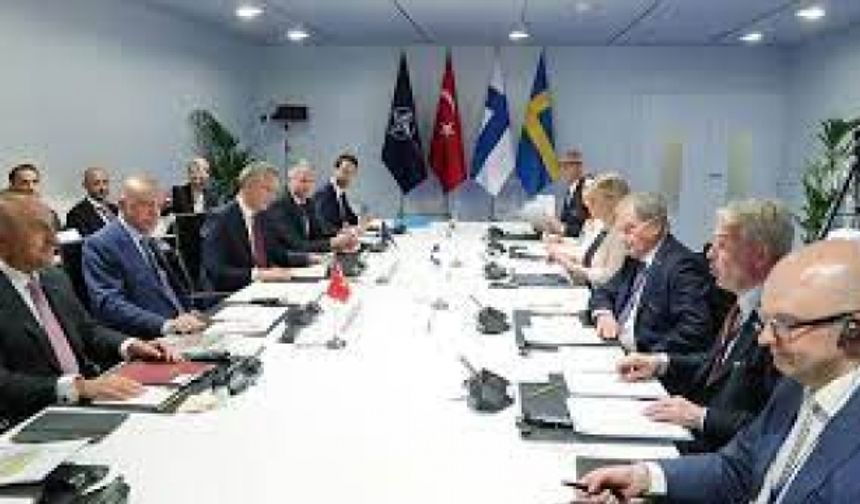 Madrid'de dörtlü zirve bir araya geldi, Türkiye, İsveç, Finlandiya ve NATO arasındaki dörtlü Zirve 